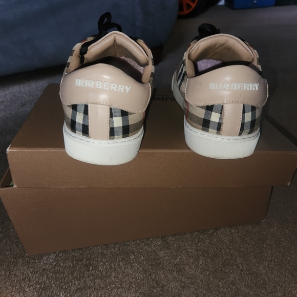Burberry shoes and t-shirt authentic bundle - Picture 3 of 9